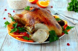 Как запечь утку с апельсинами? Подготовьте необходимые ингредиенты. У меня утка весом около 2 кг. Фрукты возьмите среднего размера.
ШАГ 2:
Утку тщательно промойте внутри и снаружи, хорошо обсушите бумажными полотенцами. Удалите пинцетом мелкие остатки перьев, если они есть. На гузке срежьте сальные железы. Если утка домашняя, это нужно сделать обязательно, чтобы готовое блюдо не имело неприятный запах. Также я срезала половинки крылышек.
ШАГ 3:
Чтобы мясо утки получилось мягким и вкусным, нужно птицу замариновать. Для маринада цитрусовые помойте, обсушите. С апельсина снимите цедру.
ШАГ 4:
Из целого апельсина и лимона отожмите сок.
ШАГ 5:
В подходящей по размеру миске соедините лимонный и апельсиновый соки, растительное масло, имбирь и соль. Хорошо перемешайте до полного растворения соли.
ШАГ 6:
Натрите утку маринадом внутри и снаружи. Оставьте ее мариноваться в течение не менее 1 часа. Лучшим вариантом будет оставить птицу в маринаде на ночь в холодильнике. Чем дольше будет длиться маринование, тем вкуснее получится запеченная утка. Во время маринования переворачивайте утку, поливая и натирая маринадом, чтобы птица пропитывалась маринадом со всех сторон.
ШАГ 7:
Два апельсина разрежьте на четвертинки.
ШАГ 8:
Маринованную утку поместите в форму для запекания. Плотно уложите в брюшко нарезанные апельсины. Примерно в середину брюшка поместите палочку корицы. Если корицу не любите, не добавляйте.
ШАГ 9:
Скрепите кожу на брюшке деревянной шпажкой или зубочистками.
ШАГ 10:
Закройте форму с уткой сверху фольгой.
ШАГ 11:
Запекайте утку в заранее разогретой до 180С духовке 1ч 30-1ч 45 минут. Так как духовки у всех разные, время и температура приготовления могут отличаться. Ориентируйтесь на особенности работы своего духового шкафа. Достаньте утку из духовки и аккуратно, чтобы не обжечься, снимите фольгу.
ШАГ 12:
В небольшую емкость отлейте немного сока, выделившегося при запекании утки. Соедините его с медом и хорошо перемешайте до однородности.
ШАГ 13:
Полейте утку полученной смесью, чтобы при дальнейшем запекании образовалась румяная корочка. Чтобы ножки и кончики крыльев не подгорели, оберните их кусочками фольги. Верните утку в духовку и продолжайте приготовление еще около получаса, периодически поливая утку соком.
ШАГ 14:
По желанию можно дополнительно порезать апельсин и яблоко кружочками и выложить их к утке за 15 минут до конца приготовления.
ШАГ 15:
Запекайте утку до румяной корочки. Готовность проверяйте, проткнув мясо ножом. Если нож входит свободно и мясо мягкое, значит, утка готова. Уберите фольгу и зубочистки.
ШАГ 16:
Приятного аппетита!