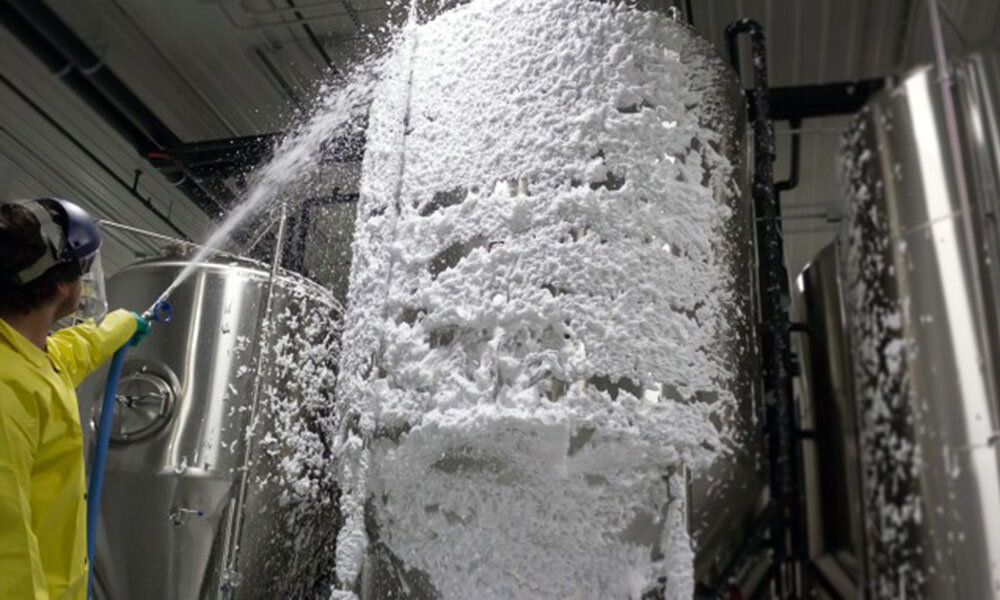 Пенная мойка оборудования.