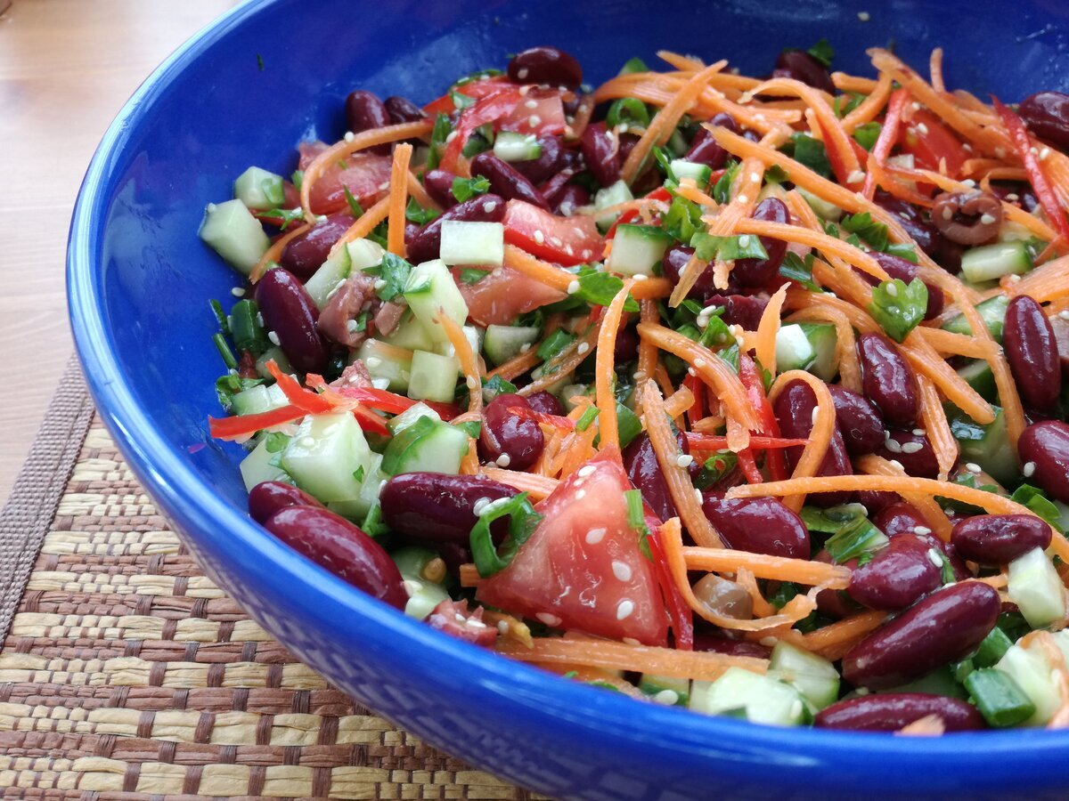 очень вкусные салаты с фасолью. салат с фасолью консервированной. вкусный салат с фасолью. салат с фасолью и помидорами. салат фасоль.