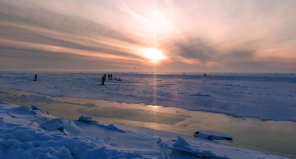 Ловит рыбу на Финском заливе (фото брата)