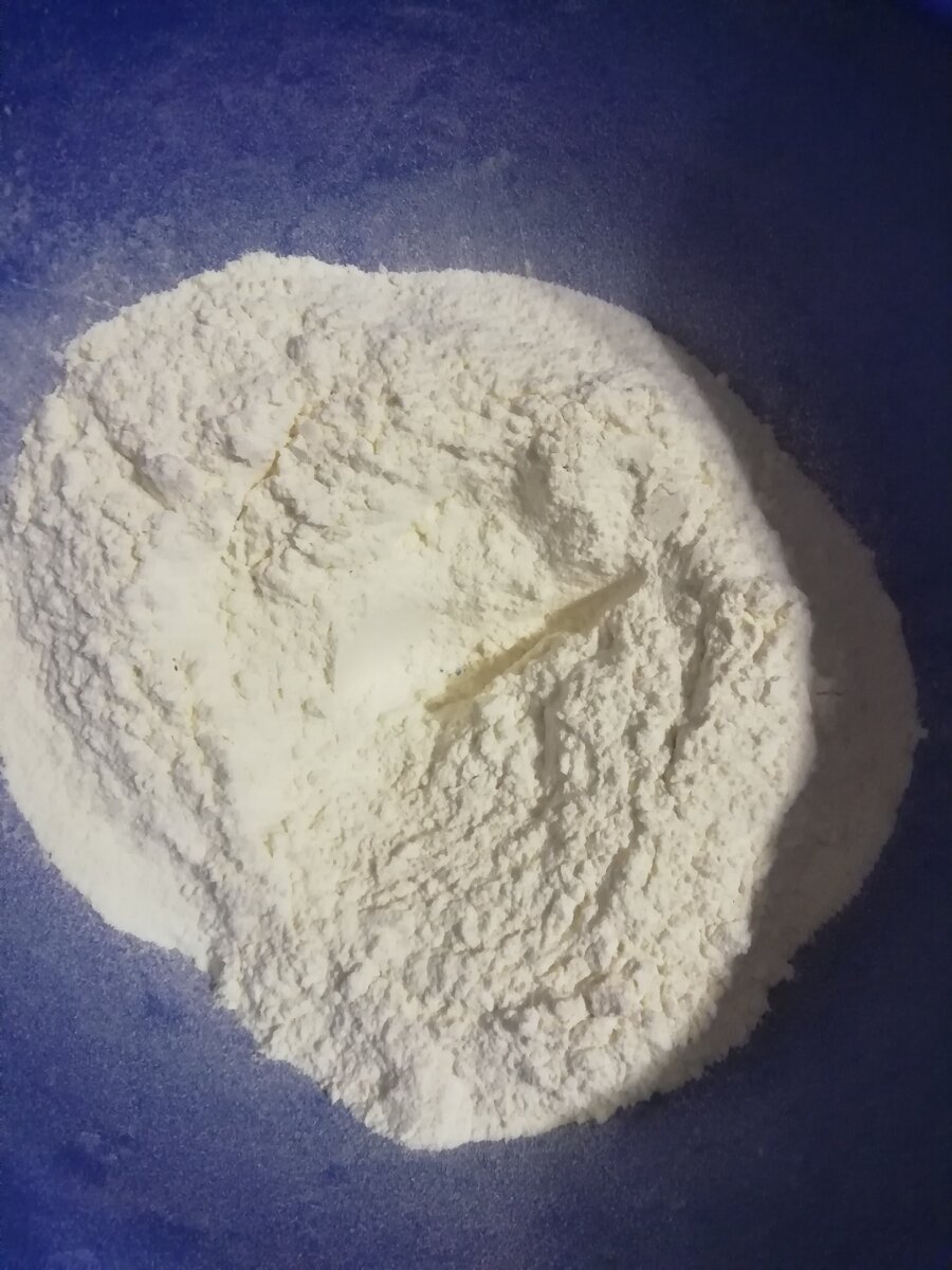 Для приготовления теста нужно соединить воду с растительным маслом и мукой. Добавить щепотку соли и замесить тесто. 