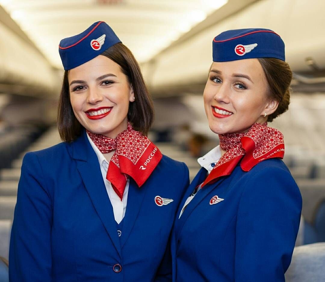 Нас встретили девушки-бортпроводницы.