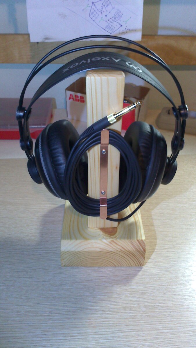 Самодельная подставка для наушников