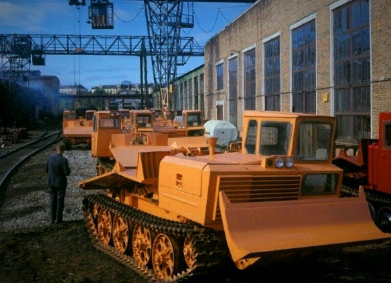 Техника Онежского тракторного завода готовится к отгрузке потребителям (1970 год)