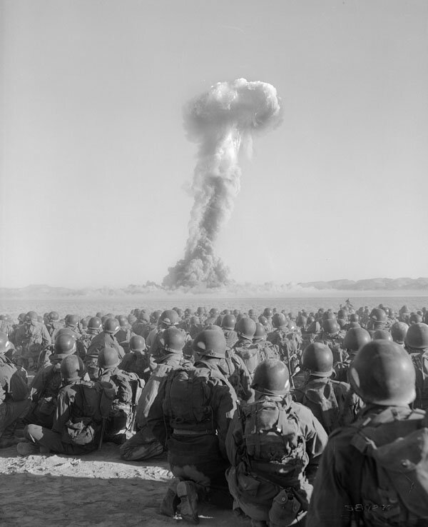 Американские войска наблюдают за ядерным взрывом во время учений Desert Rock, 1951 год.