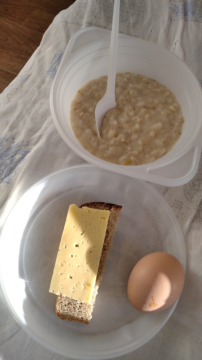 Овсянная каша, яйцо и хлеб с сыром