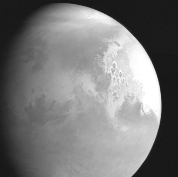 Тианвен сделал этот снимок Марса с расстояния 2 млн км.