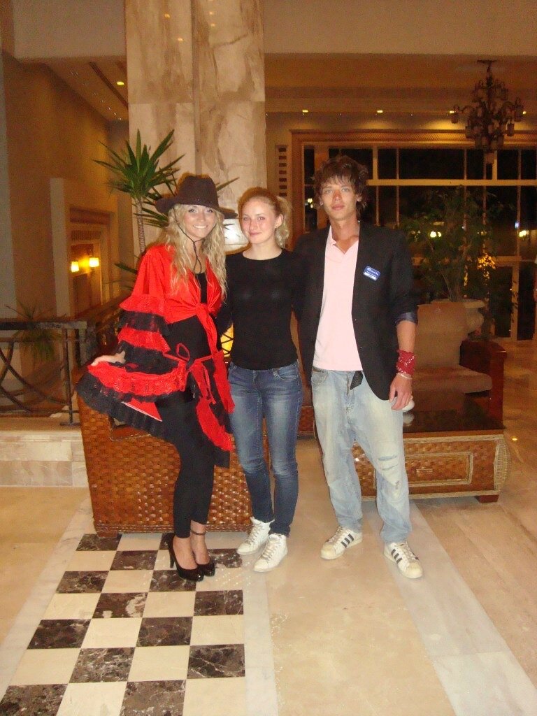 Я в красном с туристкой и мужем 