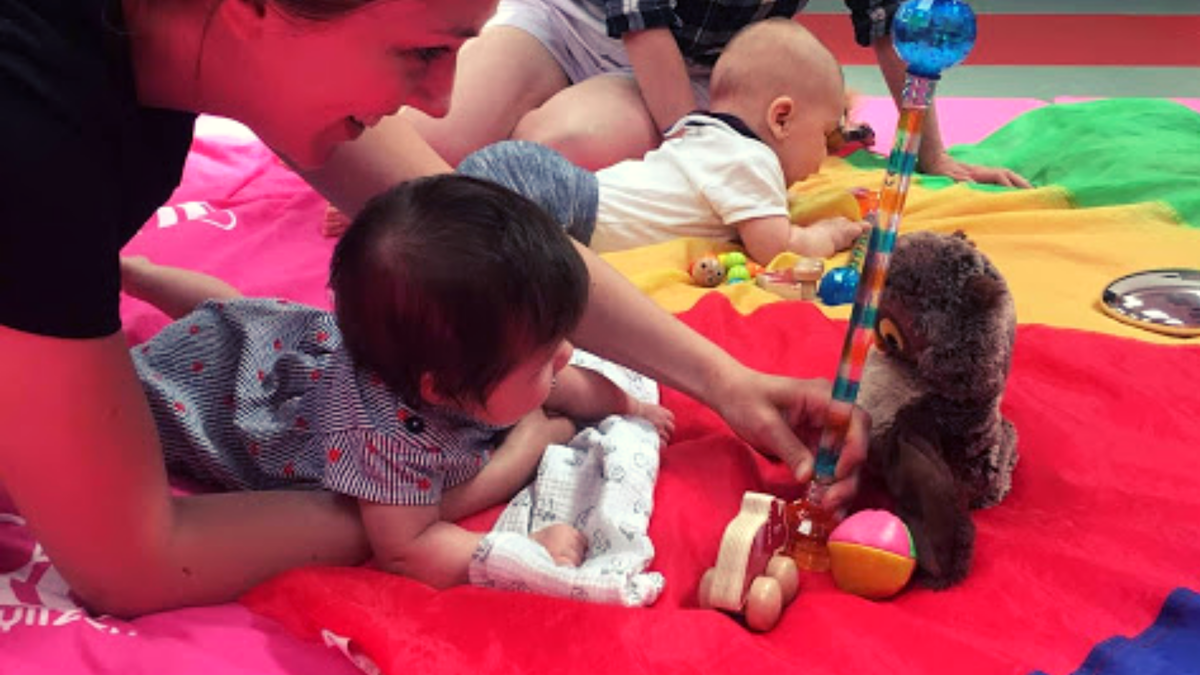 В Англии бквально с первых месяцев жизни деток зовут на занятия, где в игровой форме учат музыке, названиям предметов и движениям. 