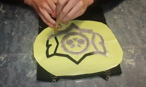 Примерно так это выглядит. Делаем трафарет, клеем, наносим краску. Получается очень ярко, качественно но... долго!