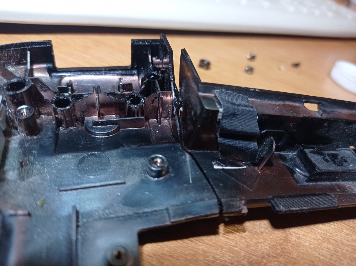 Простой ремонт сломанных креплений петель крышки ноутбука. | FOTON_26 ...