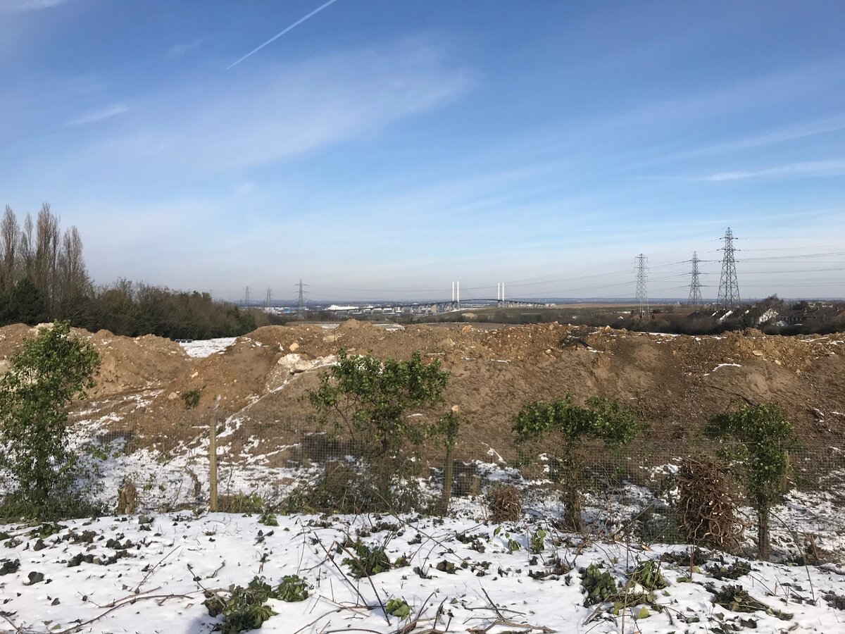 Окраина Dartford'a. Мост на заднем плане - часть магистрали M25.