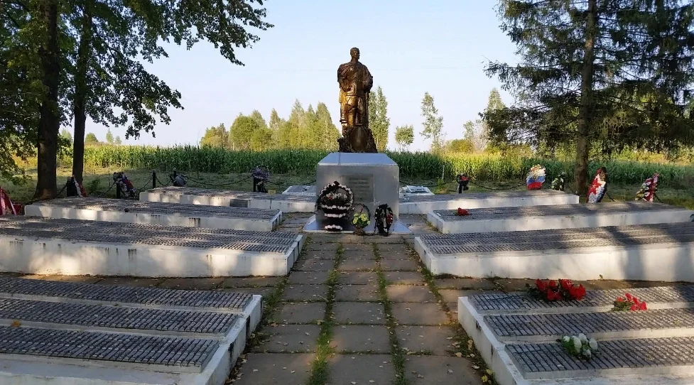 Как найти братскую могилу. Петрово Ярцевский район Братская могила. Смоленская обл Ярцевский район мемориал. Ярцевский район деревня Петрово. Братская могила Смоленская область