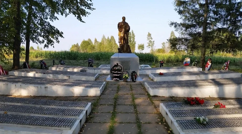 Петрово Ярцевский район Братская могила. Братские могилы в Ярцевском районе Смоленской. Ярцевский район деревня Петрово. Воинские захоронения Смоленской области в Петрово.