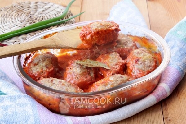 Капусту запарить в кипятке, лук обжарить с морковью. Соединить капусту, фарш, обжарку, рис и яйцо. Добавить соль и перец по вкусу, перемешать. Из полученного фарша сформировать котлетки и выложить их в форму для запекания. Аккуратно влить в форму заливку из томатной пасты, сметаны и горячей воды. Запекать в духовке до готовности.