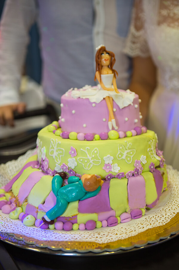 Такой торт приехал к нам однажды на свадьбу.