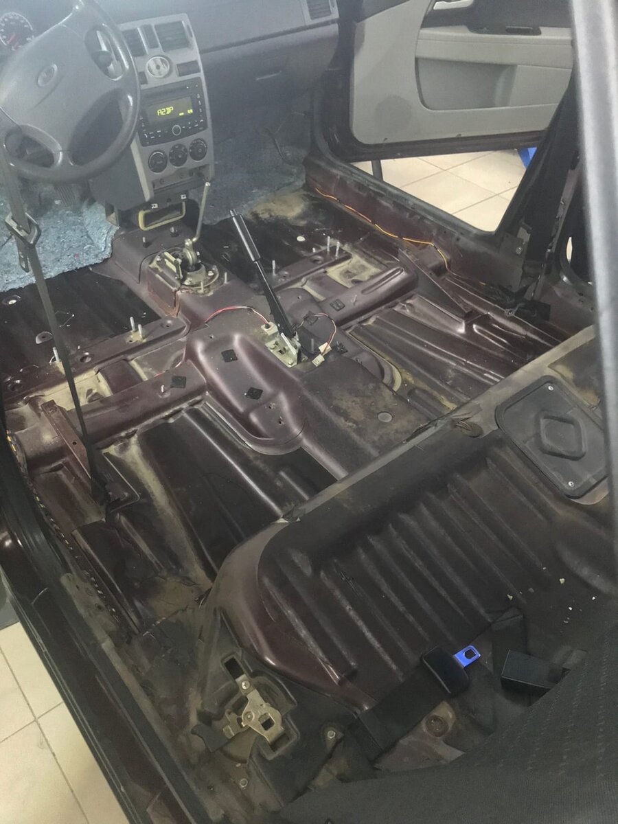 Для начала начал отбивать старую шумоизоляцию с пола, заняло очень много времени, она дубовая, молотком и шпателем, честно как рудоискатьль 2 часа сидел долбил. Далее обезжирил и начал прокатывать по кусочкам. 