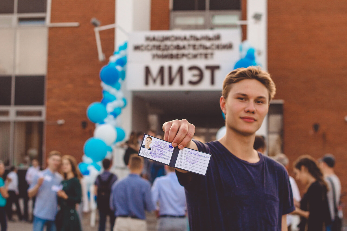 Абитуриент вход. Зеленоград университет МИЭТ. Национальный исследовательский университет МИЭТ внутри. Зеленоград институт электронной техники. Сдуденты МИЭМ.