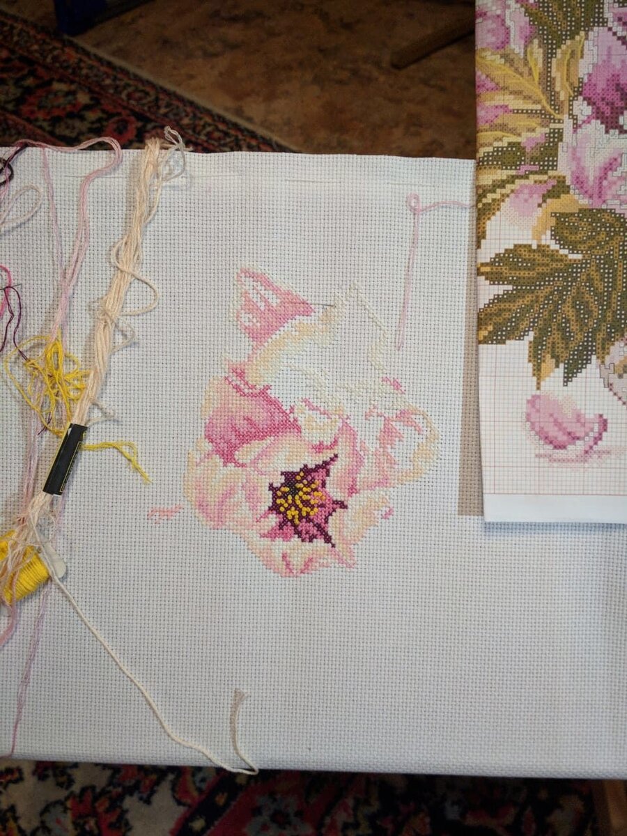 Возможно сейчас я бы сделала по другому, во- первых вышила бы на равномерке, во вторых, кое-где  добавила бы  полукрестиков. Сейчас  понимаю, что было бы еще нежнее. 