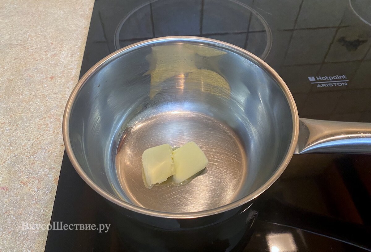 На дно сотейника немного масла