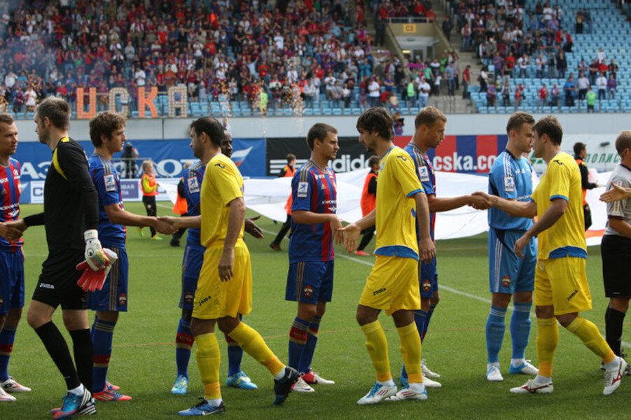 1 тур. ЦСКА (Москва) – Ростов 1-0. Приветствие команд, футболисты «Ростова» слева-направо: Стипе Плетикоса, Александр Гацкан, Инал Гетигежев и Драган Блатняк.