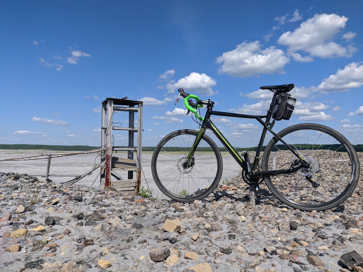 Таких "вышек" тут несколько. На некоторые можно залезть. Но можно упасть.