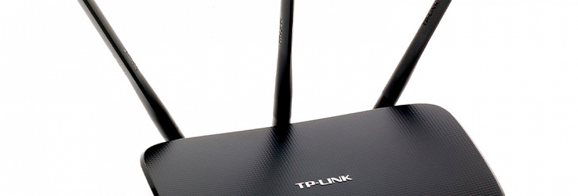 Компания TP-Link давно выпускает высококачественное оборудование для интернета. Роутер TP-Link TL-WR940N был выпущен в 2010 году.
Содержание
Краткий обзор
Подключение