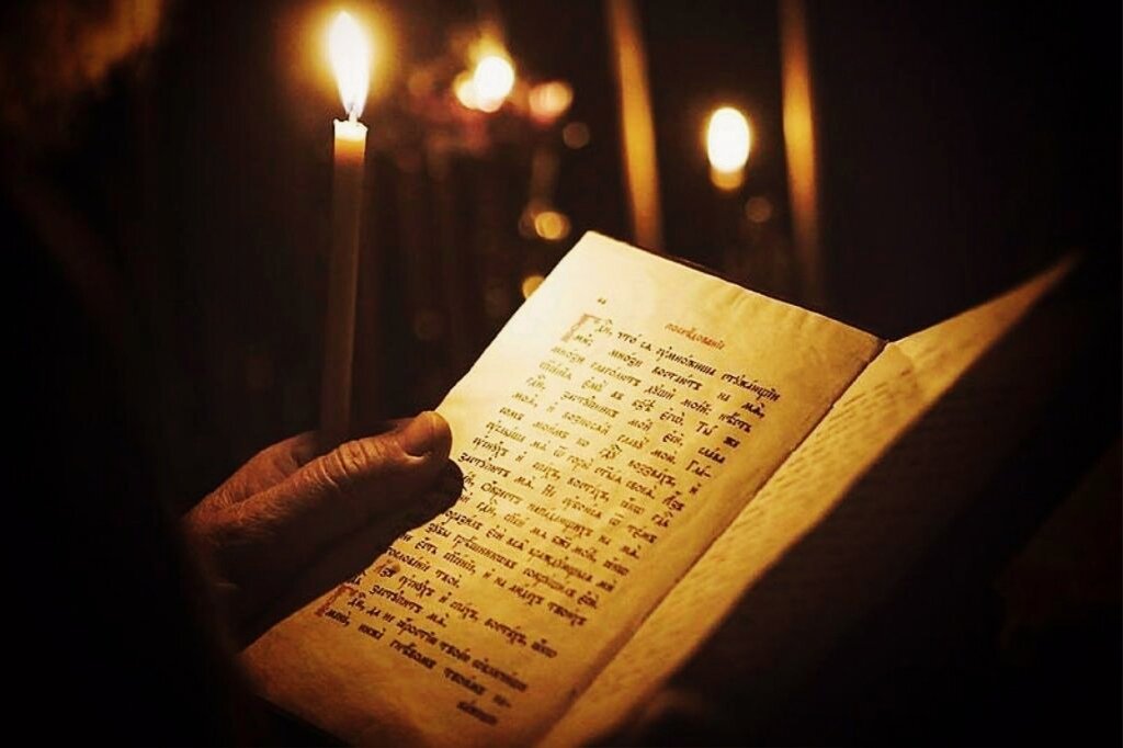 1. Акафист — это не уставная служба. Об акафистах в пост в Уставе ничего не сказано. Чтение акафистов — это просто благочестивый обычай. Некоторые думают: раз в церкви в Великий Пост акафисты не читают, то и дома читать нельзя. Но это не так. 
Протоиерей Николай Агафонов

2. Да, я согласен, что в посту нельзя радоваться, нужно больше думать о своих грехах и скорбеть. В акафисте много раз повторяется слово » Радуйся». Но это слово относится не к нам, а к святому, которому читается акафист. Святые люди находятся в Раю и у них там вечная радость, вечная Пасха. Там нет уже место для печали. Читая акафист, мы обращаемся к святому, восхваляем его и просим его нам помочь.

Я считаю, что в том, чтобы участвовать в общей соборной молитве, в чтении акафистов в период Великого Поста, не только нет греха, но есть душеполезное и благодатное дело!

Священник Димитрий Синявин