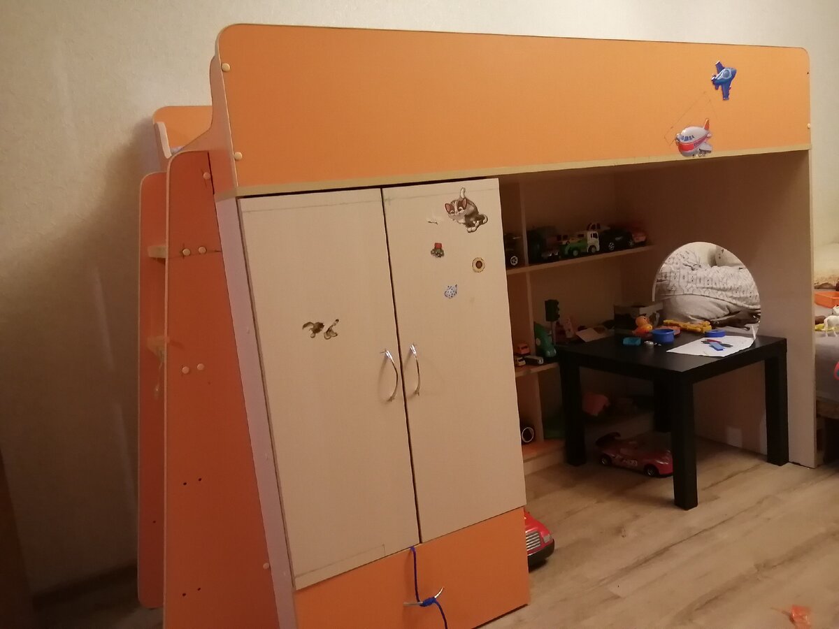 (место, куда любит прятаться сын - это шкаф для игрушек) 