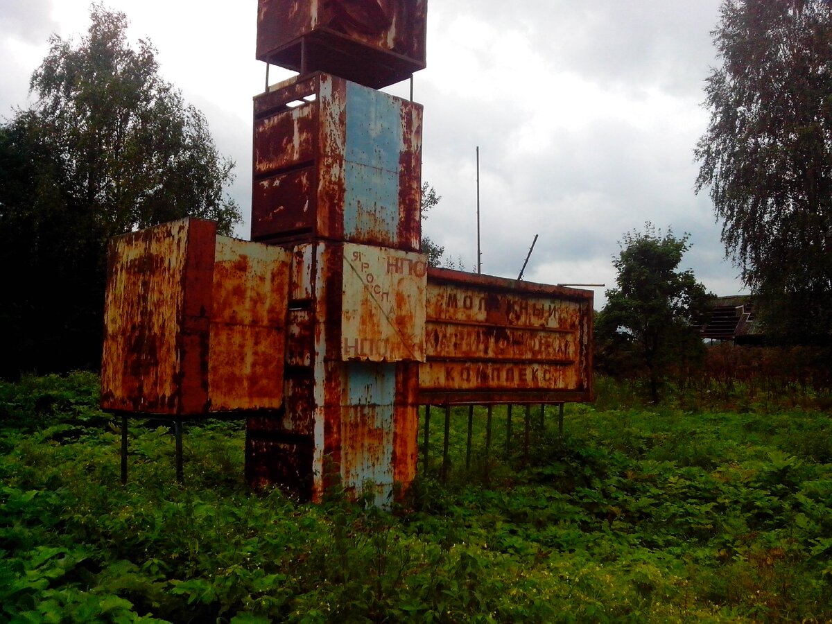 Молочный какой-то комплекс.... Когда-то эта ферма входила в состав какого-то колхоза,и процветала... Увы, сейчас хаос и запустение, хорошо хоть, что еще живет...