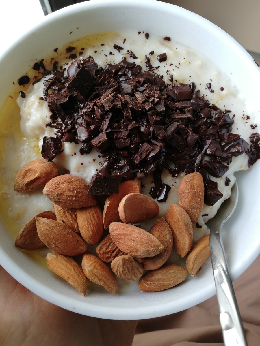 Овсяная каша на молоке, 240гр. ; тёмный шоколад 15гр. ; миндаль 25гр.; сливочное масло 5гр.
