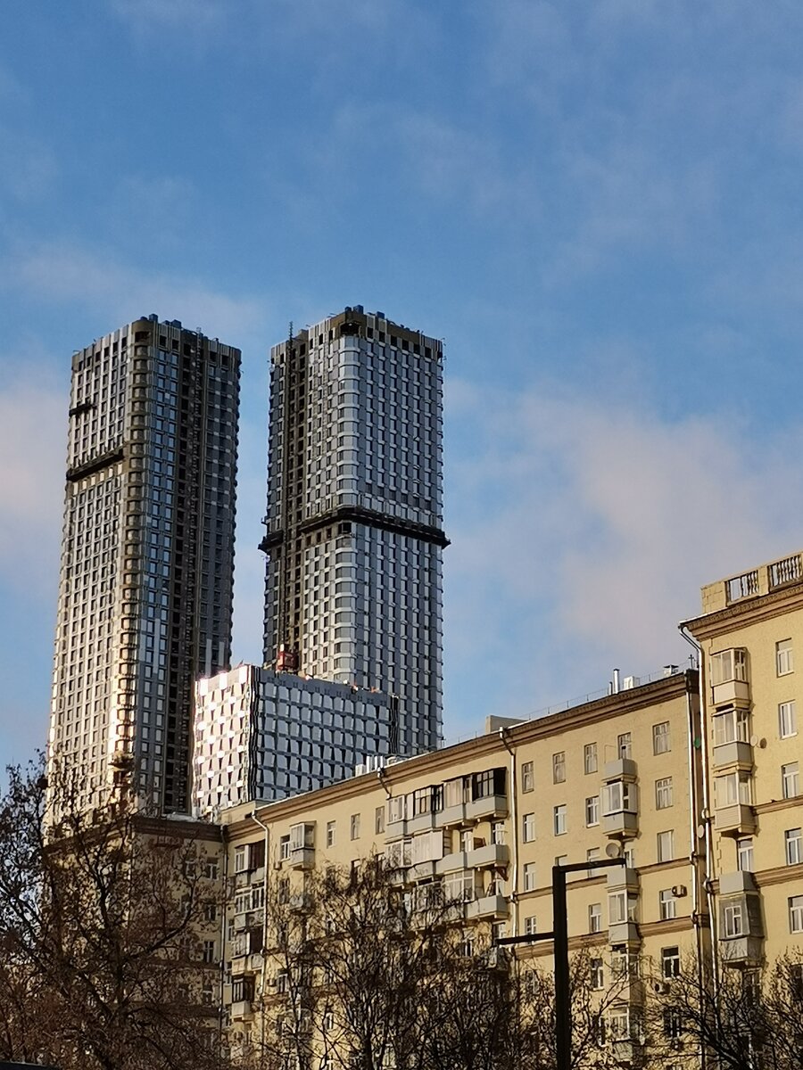Эклектика района возле станции Дмитровская в Москве. 