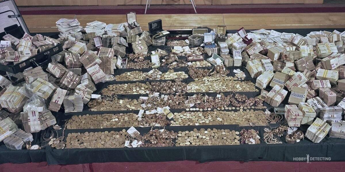  Золото и деньги изъятые в ходе знаменитого "Хлопкового дела" Как утверждали СМИ того периода - это всего лишь 5% от общего объёма изъятых ценностей. Золото и ювелирные изделия были сданы в Гохран