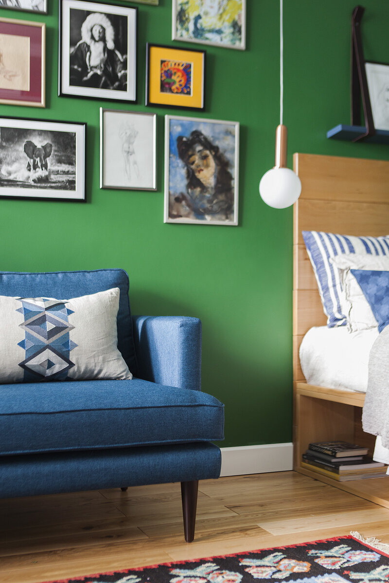 Между кроватью и лоджией поместили компактный диван в стиле ретро.