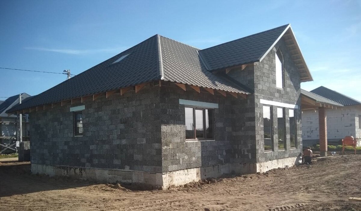 такие дома под крышу с предчистовой отделкой строят обычно за 3-4 месяца.