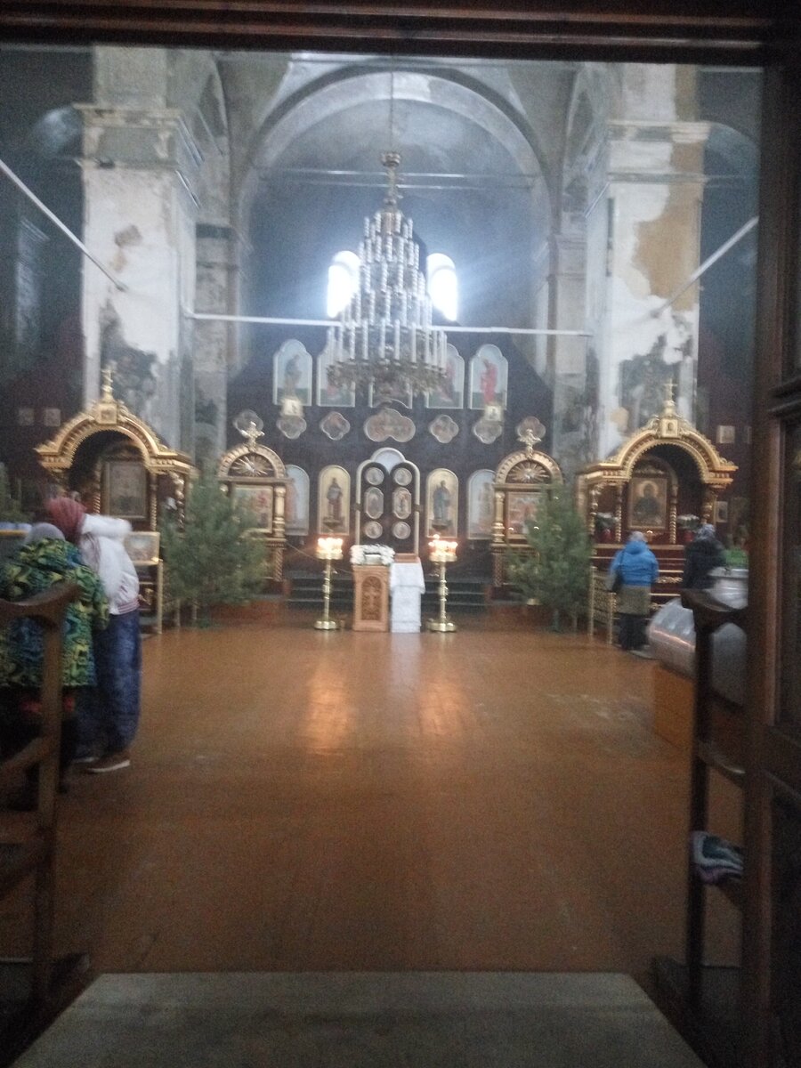 Центральный ывход в храм. Справо лежит Далмат. Слева множество других мощей.