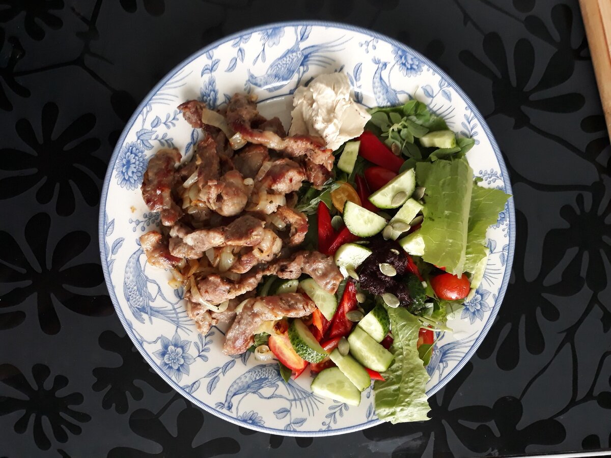 Продукты "из топа" по содержанию В1 - свинина и кунжутная паста.