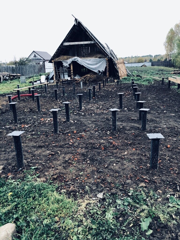 На соседском участке новый хозяин собирается строить сам каркасный дом "с нуля". Старый сруб он уже разобрал и вбил сваи, хлев еще не разобран. Прошлым летом из-за пандемии он не смог купить стройматериалы, поэтому строительство у него перенеслось на этот год. Везде фото автора. 