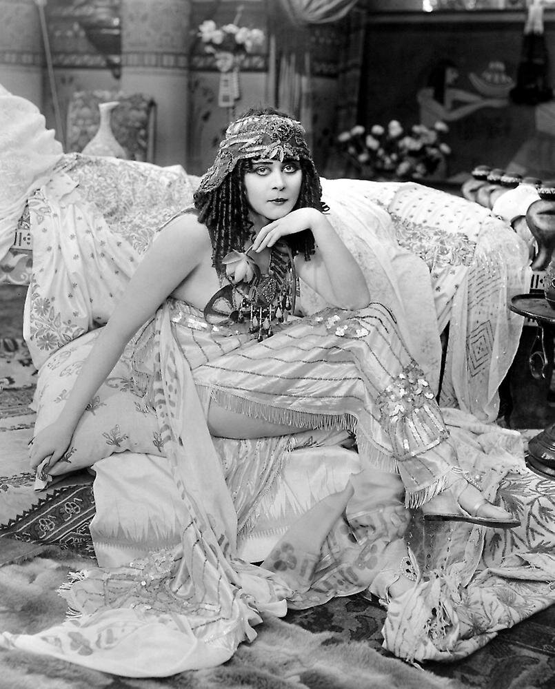 Заходила дама. Теда бара Клеопатра. Теда бара актриса. Theda bara Cleopatra. Клеопатра фильм 1917 Теда бара.