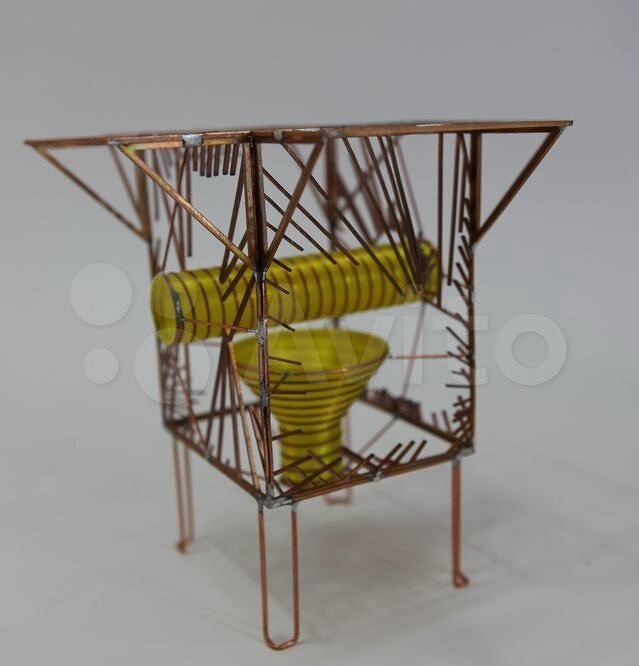 Он стоит дороже iPhone XR, но, если верить описанию, может защитить от излучения не только 5G, но еще и от 4G и 3G, но почему-то не GSM. Один из продавцов даже любезно предлагает доставку в другие регионы.