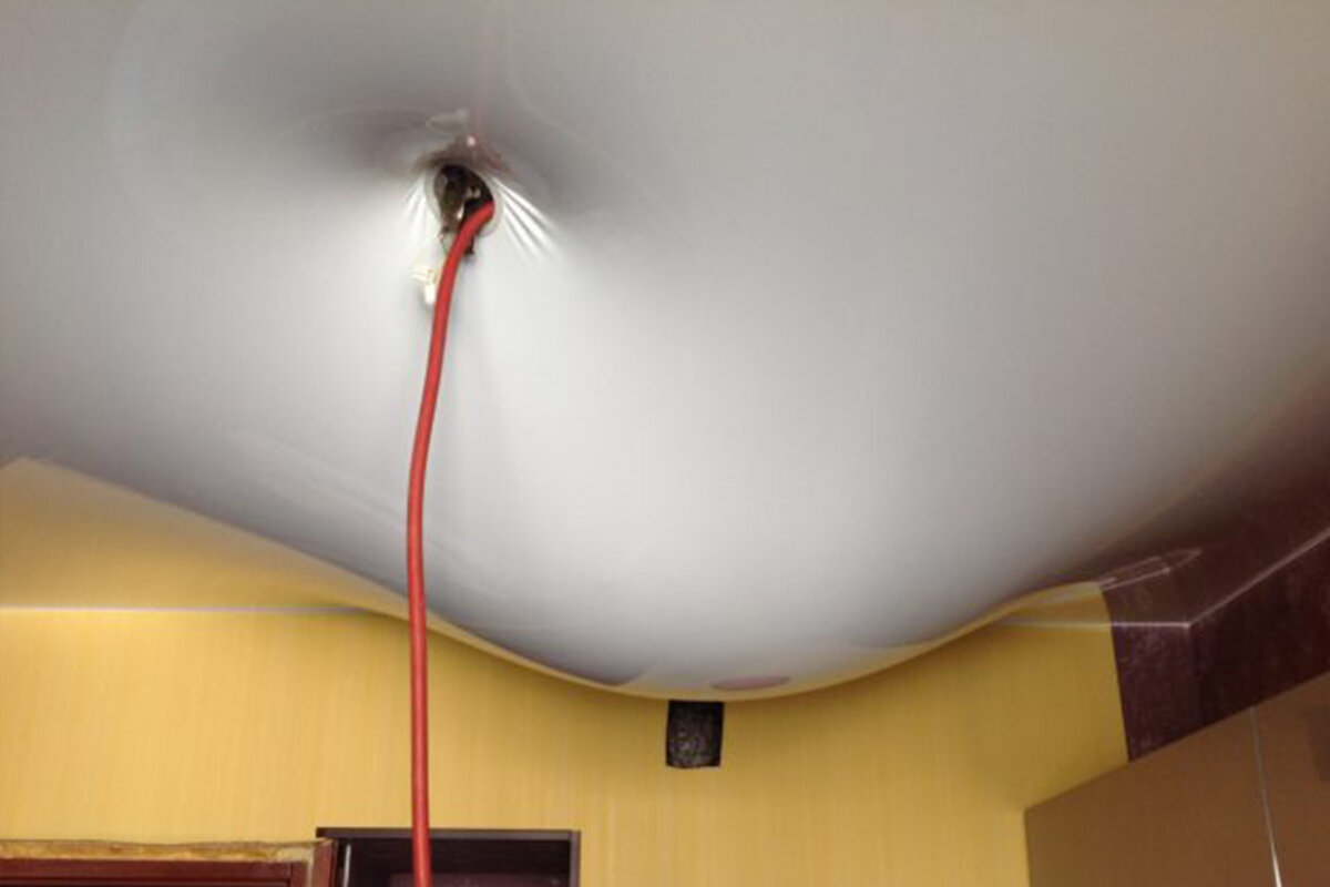 Процесс удаления воды с использованием отверстия в потолке