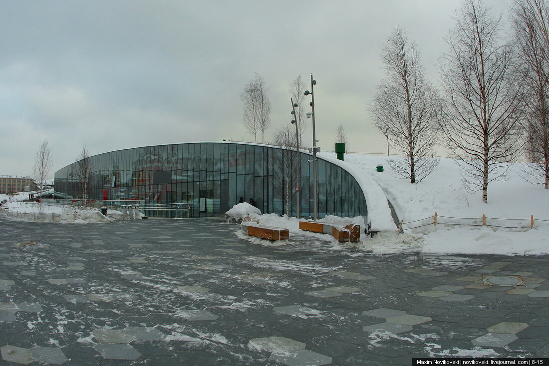 Ледяная пещера парка "Зарядье" - самое непонятное сооружение из стекла. По крыше этого объекта расположены пешеходные тропы и лесные насаждения. 
