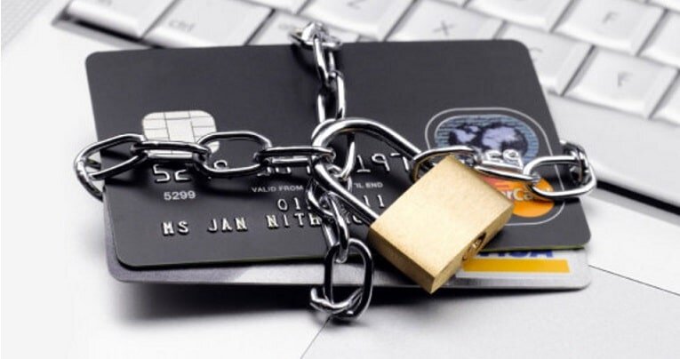 В чем разница между арестом и взысканием?
Арест — это полная или частичная блокировка денежных средств на банковском счете. Арестованную сумму нельзя перевести или снять в банкомате. Если на счете есть денежные средства сверх арестованной суммы, ими можно распоряжаться по своему усмотрению. Если же сумма остатка недостаточна, все поступающие на счет денежные средства будут блокироваться до исполнения ареста в полном объеме.Взыскание — это списание денежных средств со счета без распоряжения его владельца. Если денежных средств недостаточно для исполнения взыскания, со счета спишется сумма в размере остатка. Далее, при поступлении денежных средств на счет они будут списываться до тех пор, пока взыскание не будет исполнено банком в полном объеме.