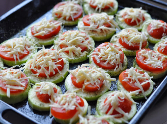 Кабачки, запеченные с помидорами и сыром.