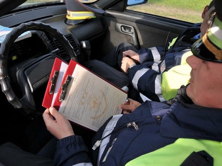 Имеет ли право инспектор потребовать сесть в патрульную машину?