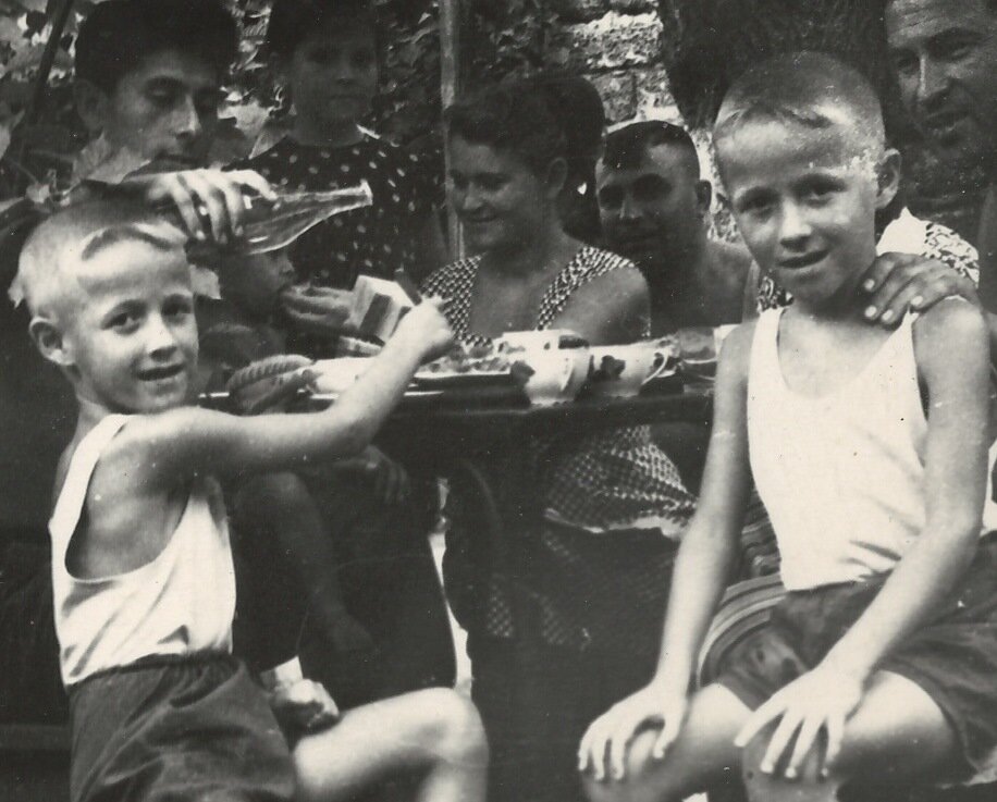 Ангел-хранитель уберег от беды двух братьев-близнецов - Сережку и Вовку... Фото из семейного архива автора, 1958 г.