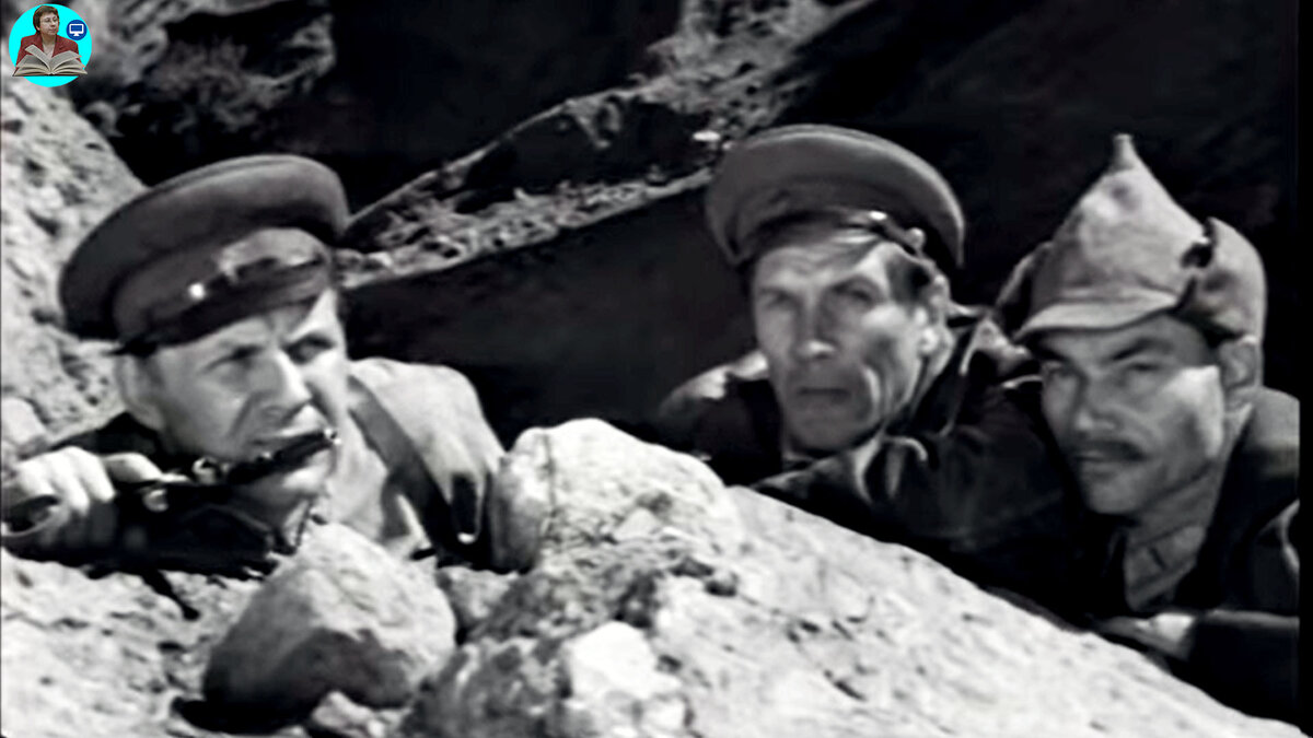 Кадр из истерна "Засада". Комендант Архипов (Н. Дупак), чекист Шпалов (И.Ледогоров) и помполит Пироженко (А.Кочетов) залегли в укрытие во время очередного покушения уже на нового коменданта.