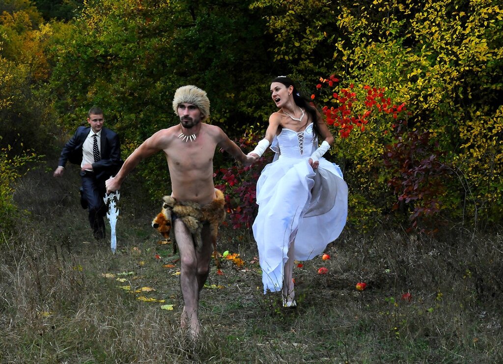 Должник с невестой убегают от кредиторов. Источник фото: https://clck.ru/Tj7mp