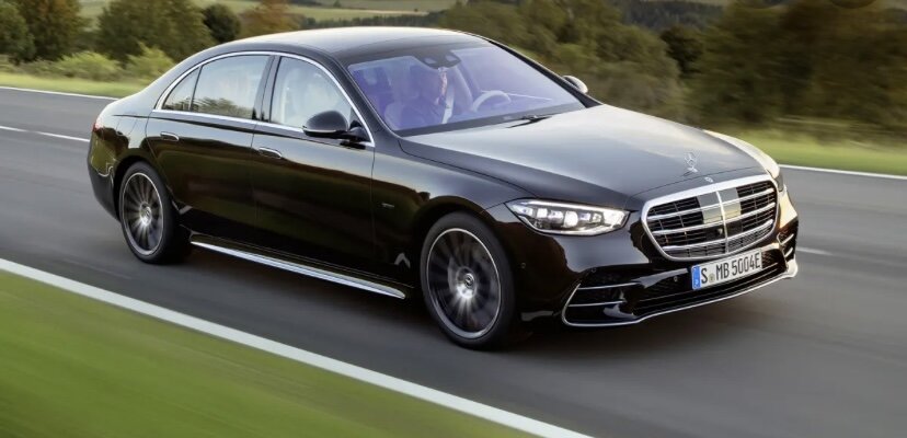 Под самый конец непростого 2020 года состоялась, возможно, самая престижная и громкая презентация сезона – Новый Mercedes-Benz S-класса W223. Можно лежать на диване и ничего не делать, но при этом долго рассуждать о том, что данный автомобиль создан лишь для небольшой прослойки населения Украины. А можно взглянуть на новый S-класса W223 как образец технологий и «задел на будущее». Ведь часто Mercedes-Benz S-класса становится флагманом не только для компании, но и для автомобильного мира в целом. Что нас ждет?

Спорный дизайн, безупречная техника

Сколько споров о дизайне – не счесть. И сказать бы, что вживую автомобиль выглядит по-другому, чем на фото. Но нет: вживую все равно видишь примерно тоже, что и на многочисленных изображениях. Однако живой, личный контакт все равно очень важен.

Во-первых, только глядя на автомобиль перед собой, понимаешь – насколько он огромен и массивен. Тогда нюансы дизайна отходят на второй план: новый Mercedes-Benz S-класса W223 все равно выглядит солидно, внушительно, цельно. Дорого. Во-вторых, только вживую можно прикоснуться к салону, чтобы ощутить уровень качества отделки. Тактильные ощущения важны. Особенно в случае нового S-класса, который припрятал несколько уникальных решений как раз в салоне. Но пока – говорим о внешности и конструкции.