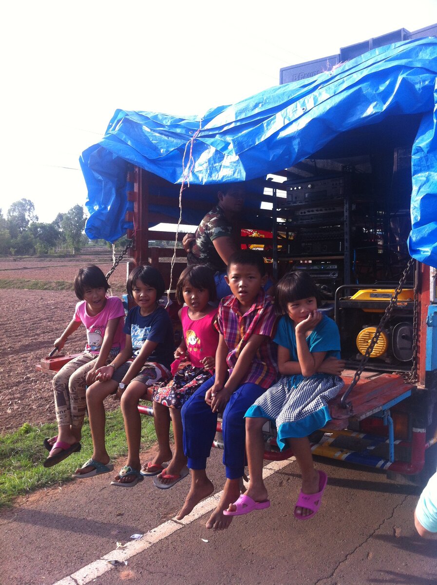 Детям очень интересно поглазеть на большого белого дядьку